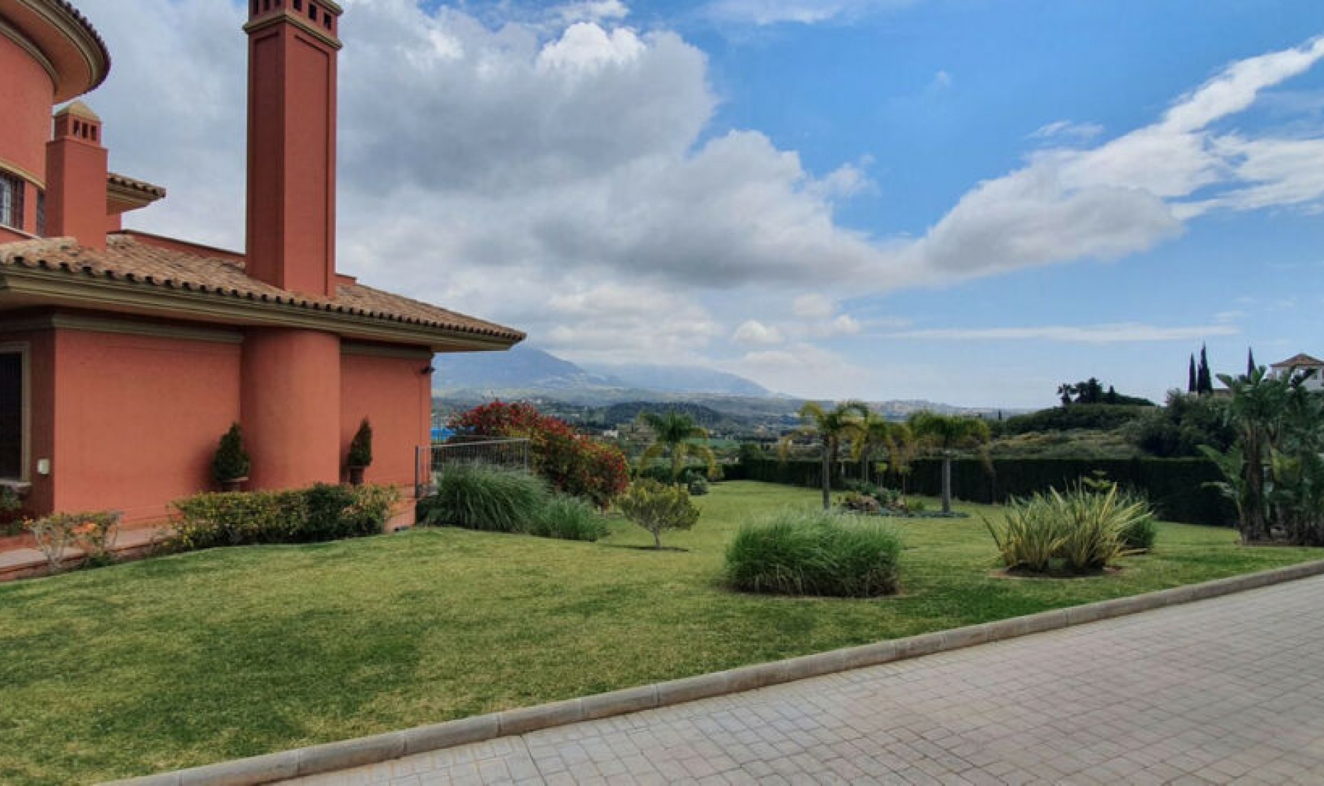 Resale - House -
La Cala de Mijas