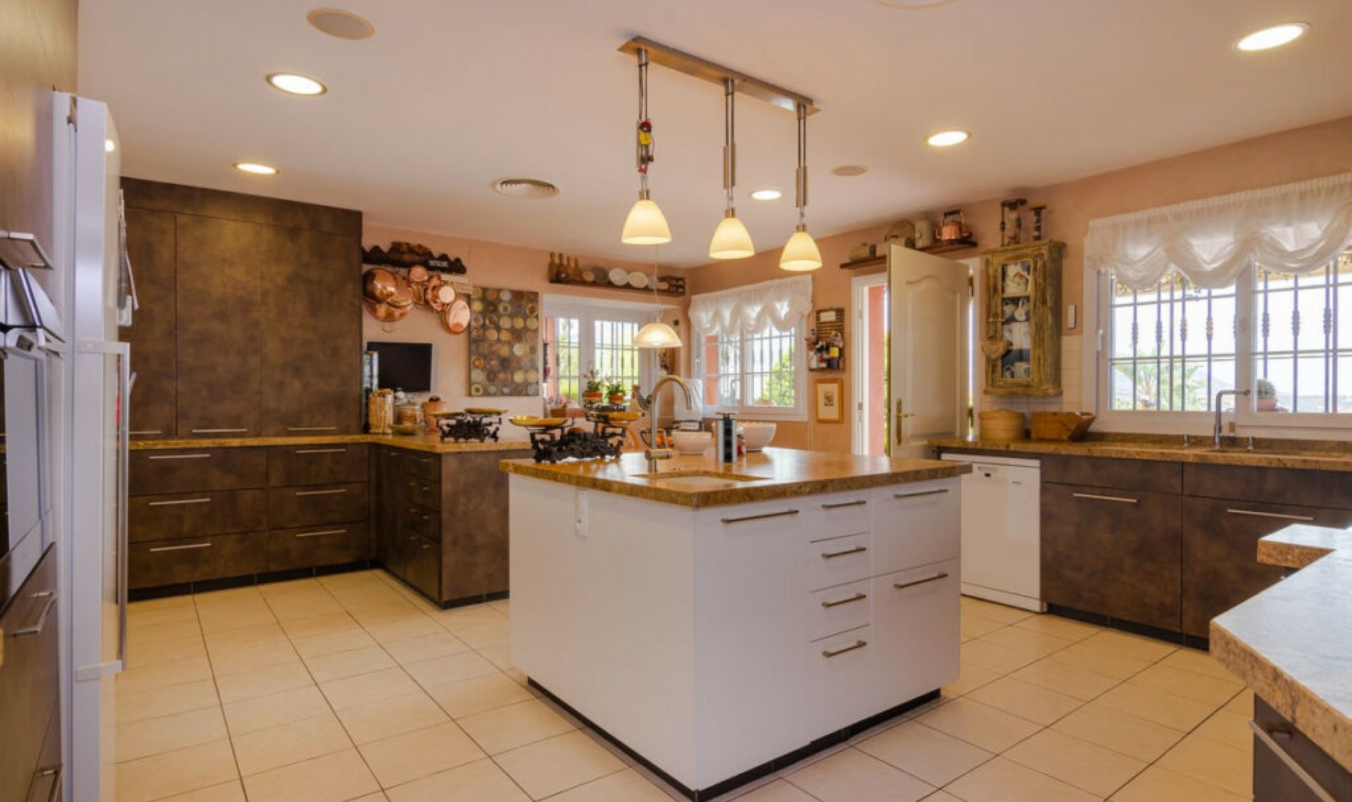 Resale - House -
La Cala de Mijas