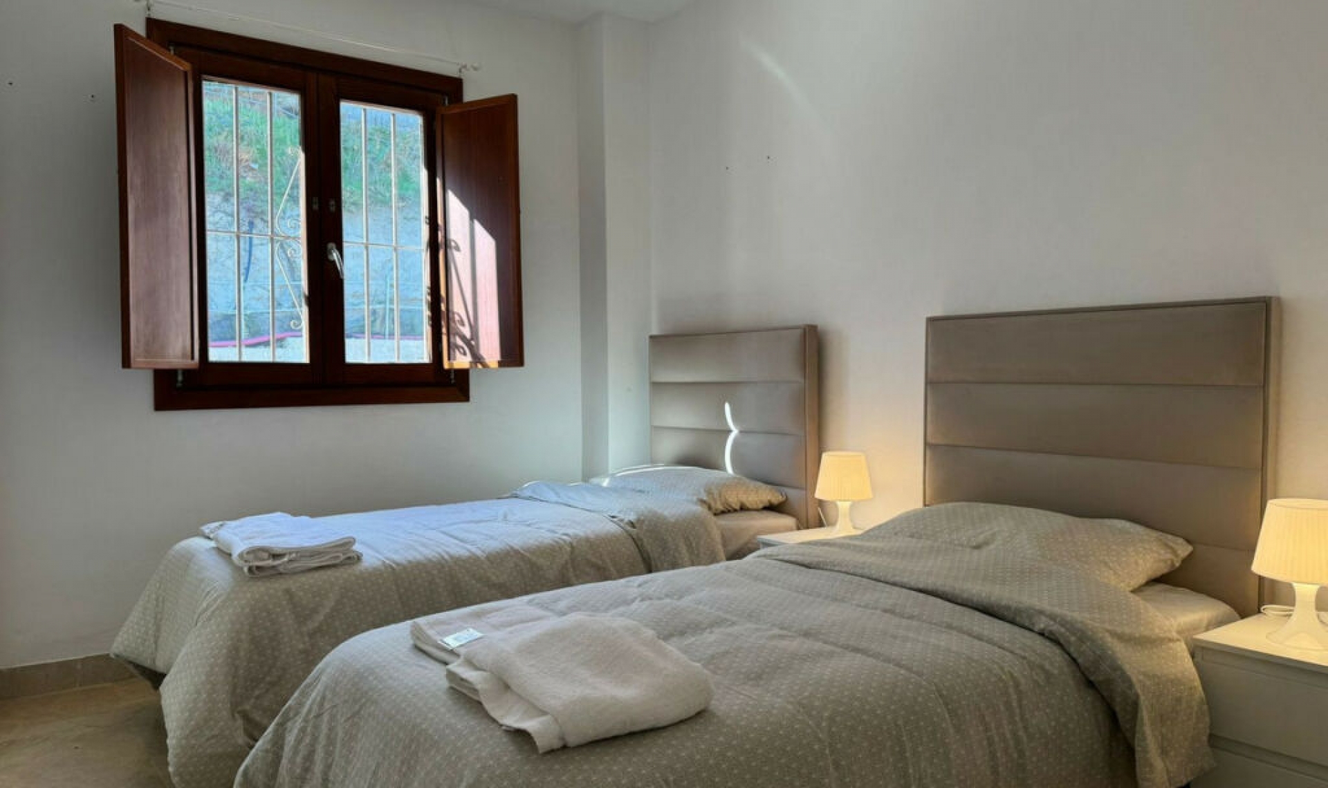 Resale - House -
La Cala de Mijas