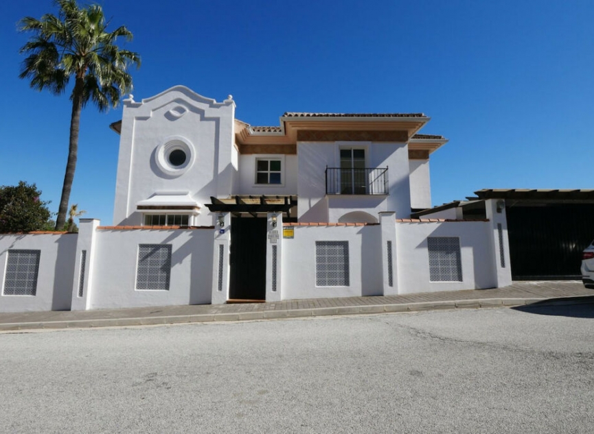 Resale - House -
La Cala de Mijas