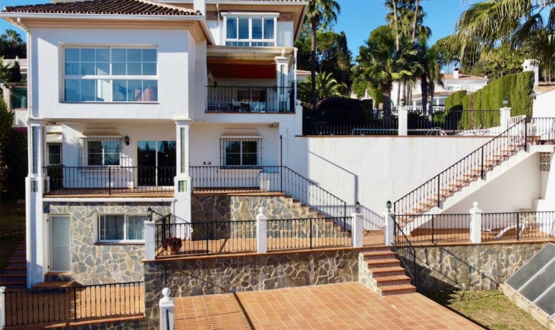 Resale - House -
La Cala de Mijas