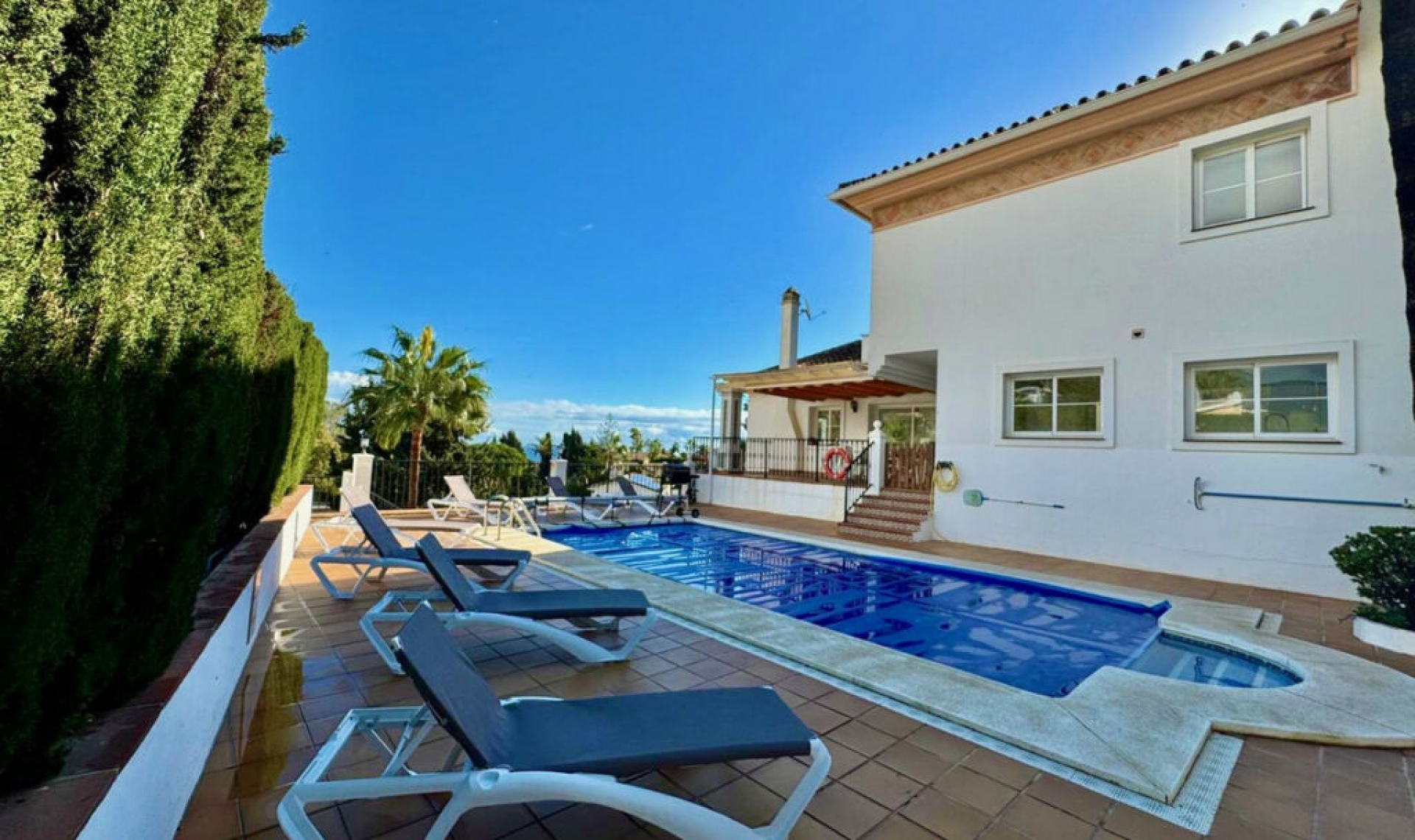 Resale - House -
La Cala de Mijas