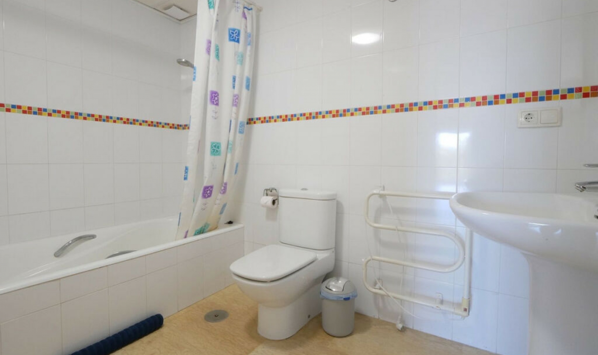 Resale - House -
La Cala de Mijas