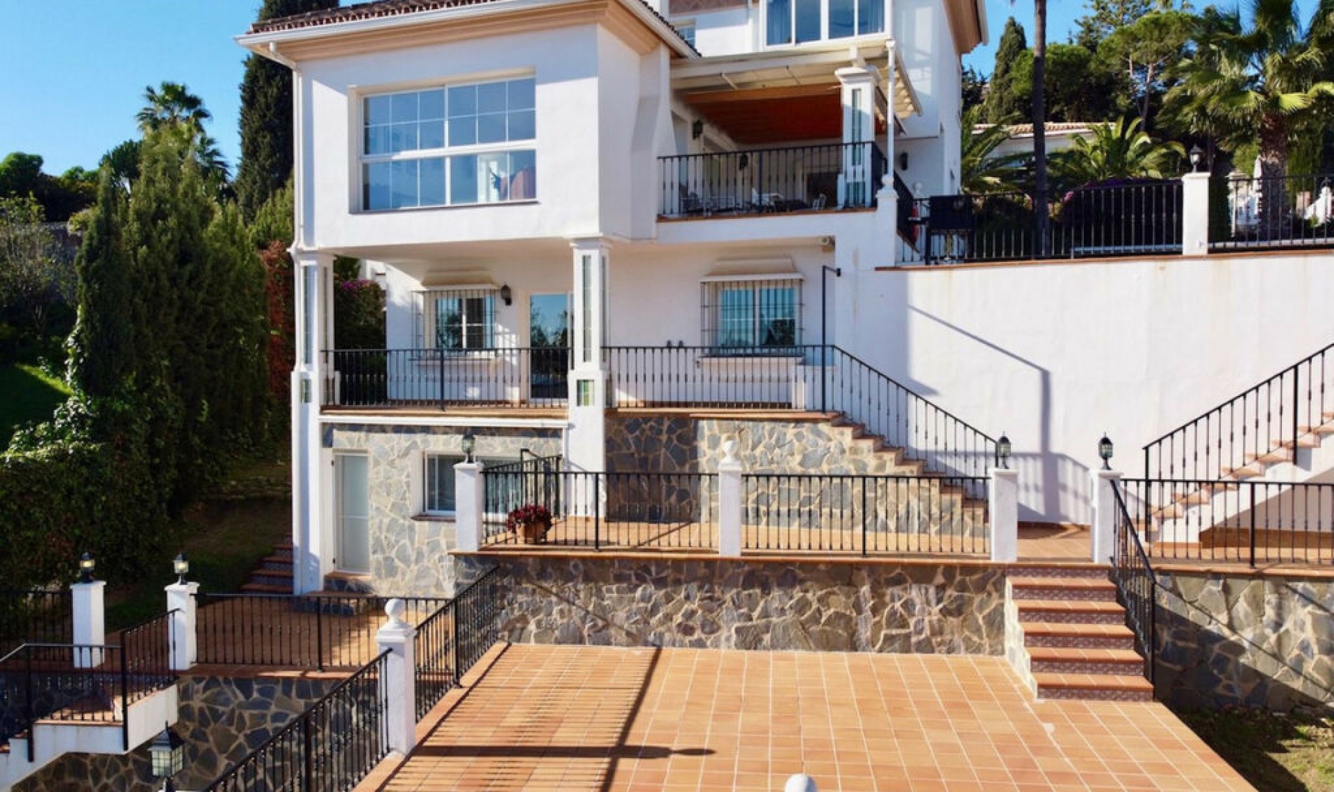 Resale - House -
La Cala de Mijas