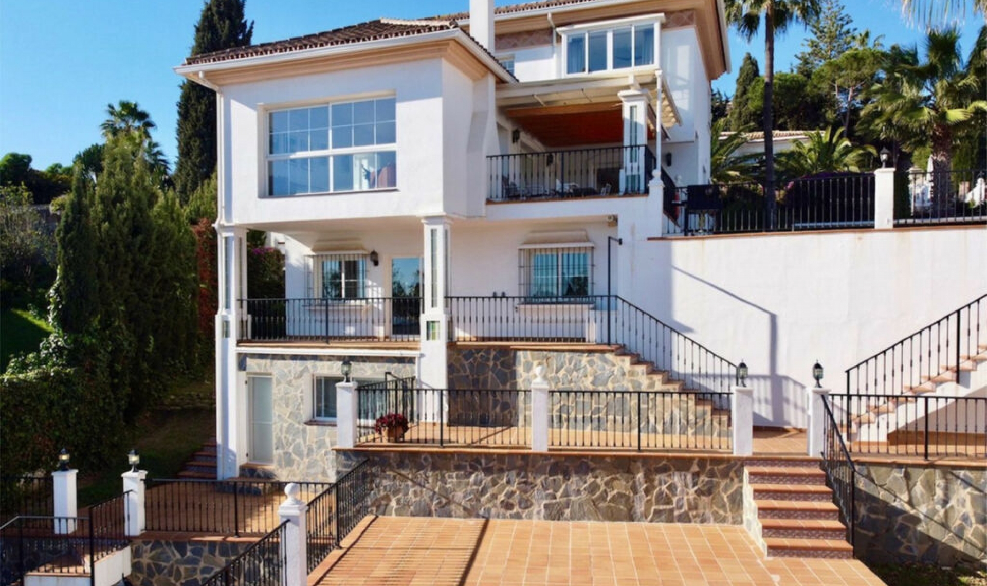 Resale - House -
La Cala de Mijas