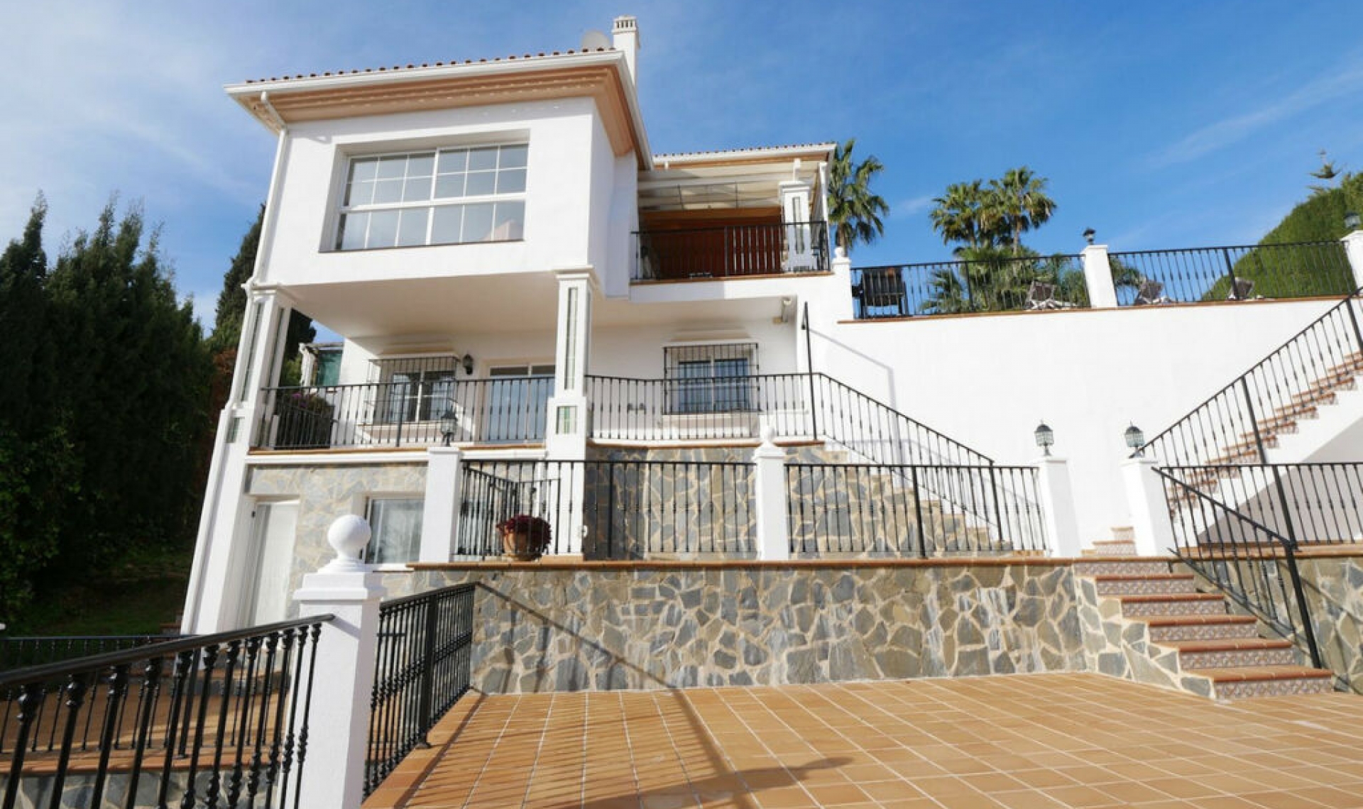 Resale - House -
La Cala de Mijas