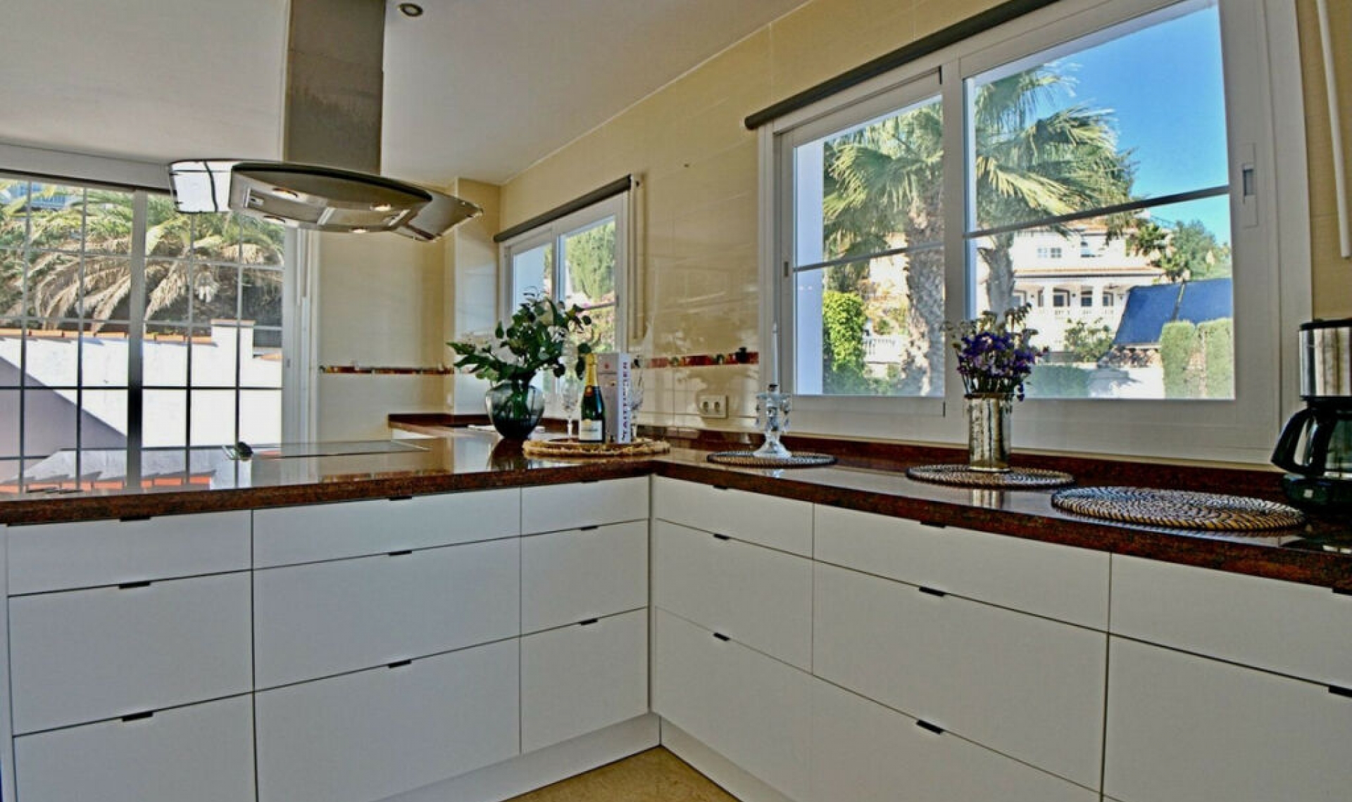 Resale - House -
La Cala de Mijas