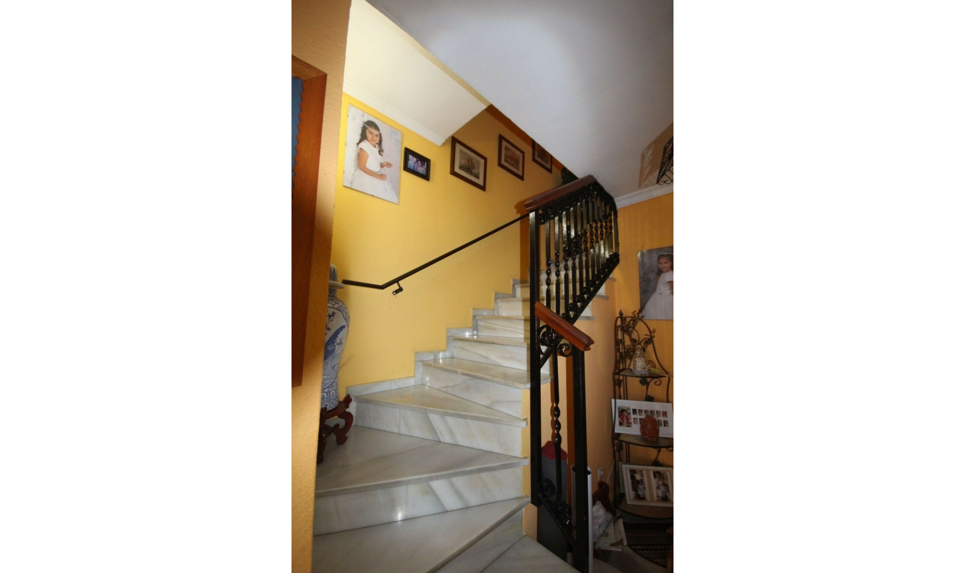 Resale - House -
La Cala de Mijas