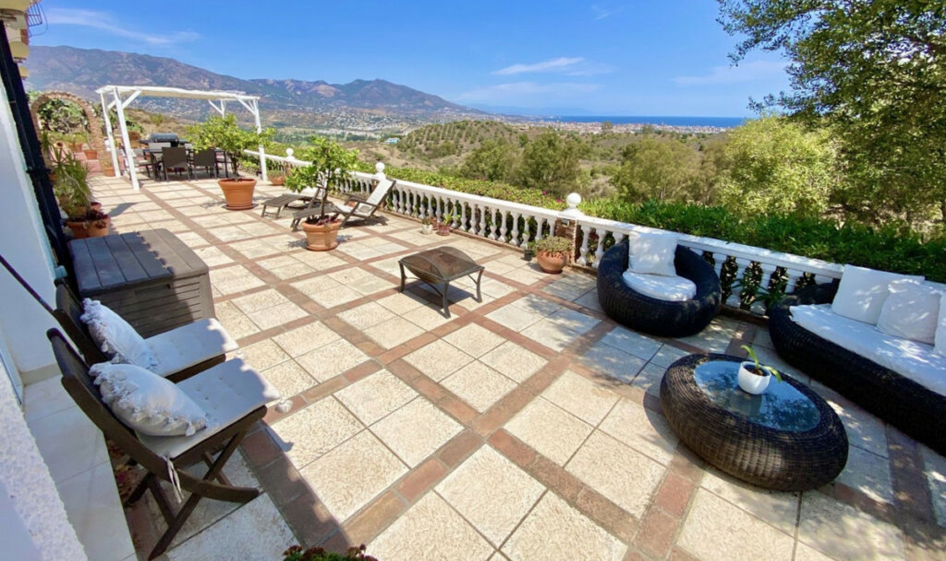 Resale - House -
La Cala de Mijas