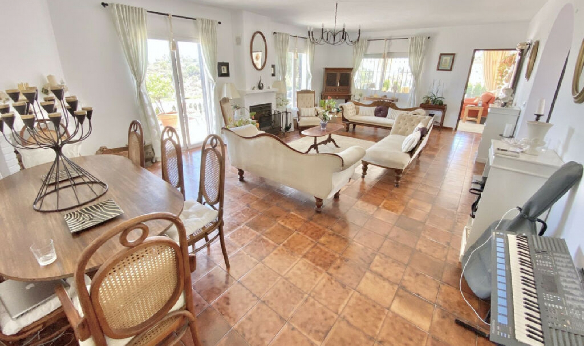 Resale - House -
La Cala de Mijas