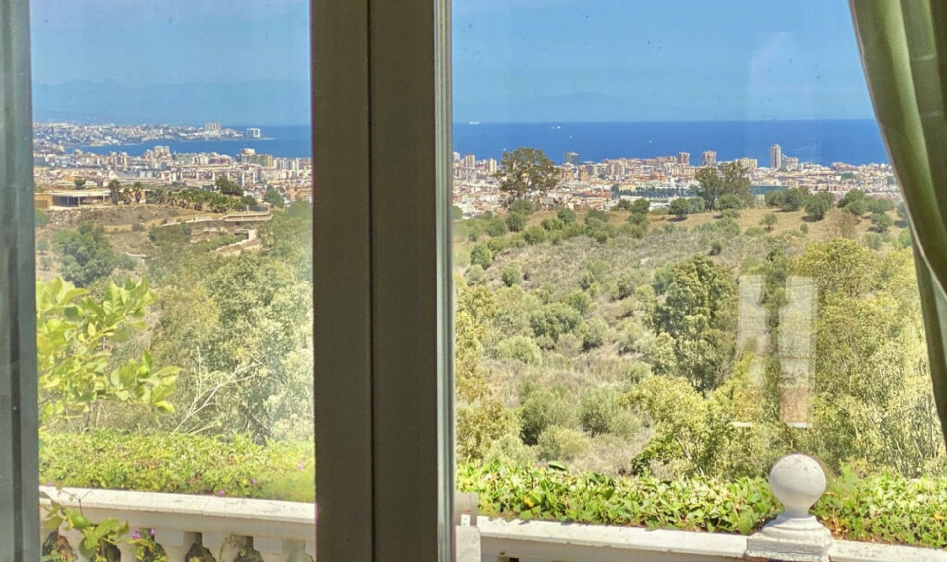Resale - House -
La Cala de Mijas