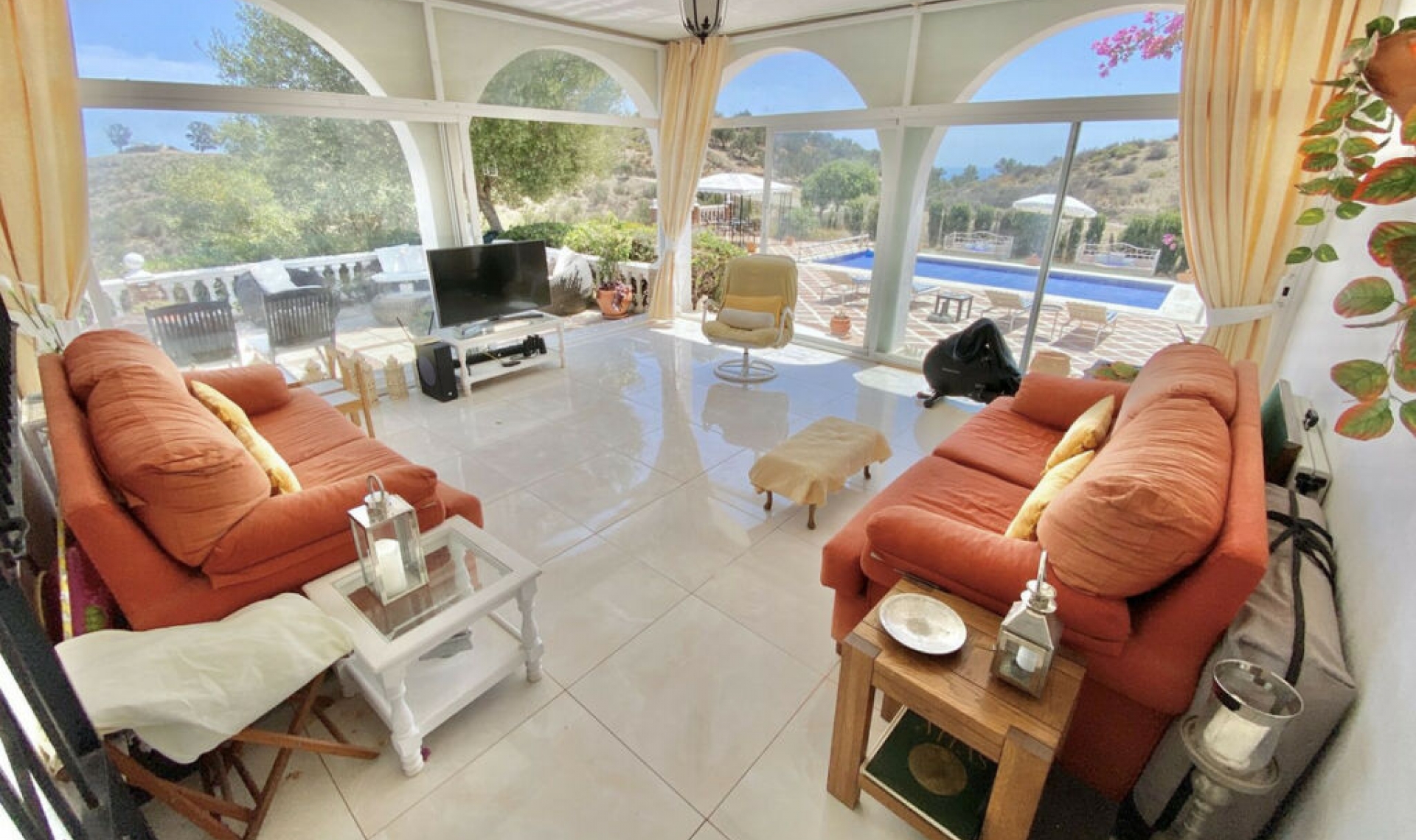 Resale - House -
La Cala de Mijas