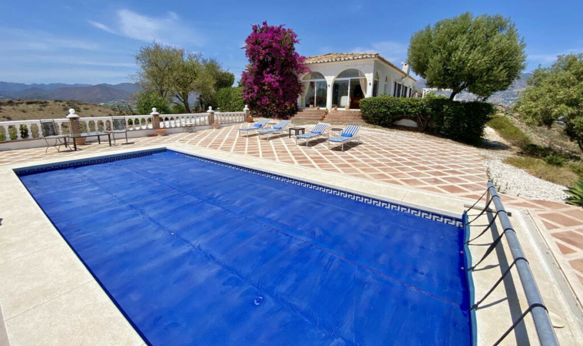 Resale - House -
La Cala de Mijas