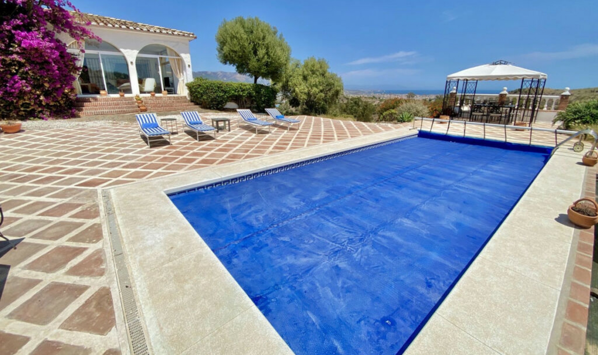 Resale - House -
La Cala de Mijas