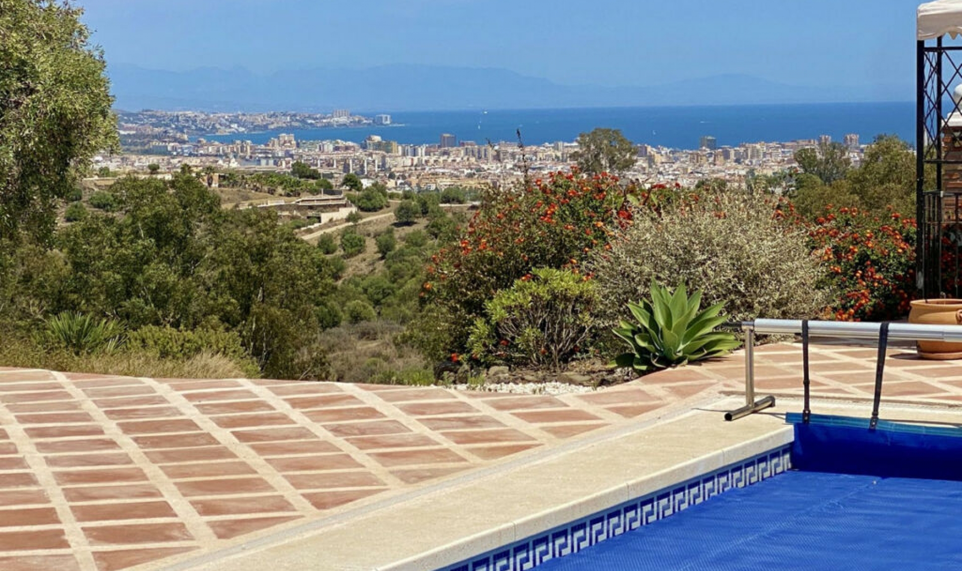 Resale - House -
La Cala de Mijas
