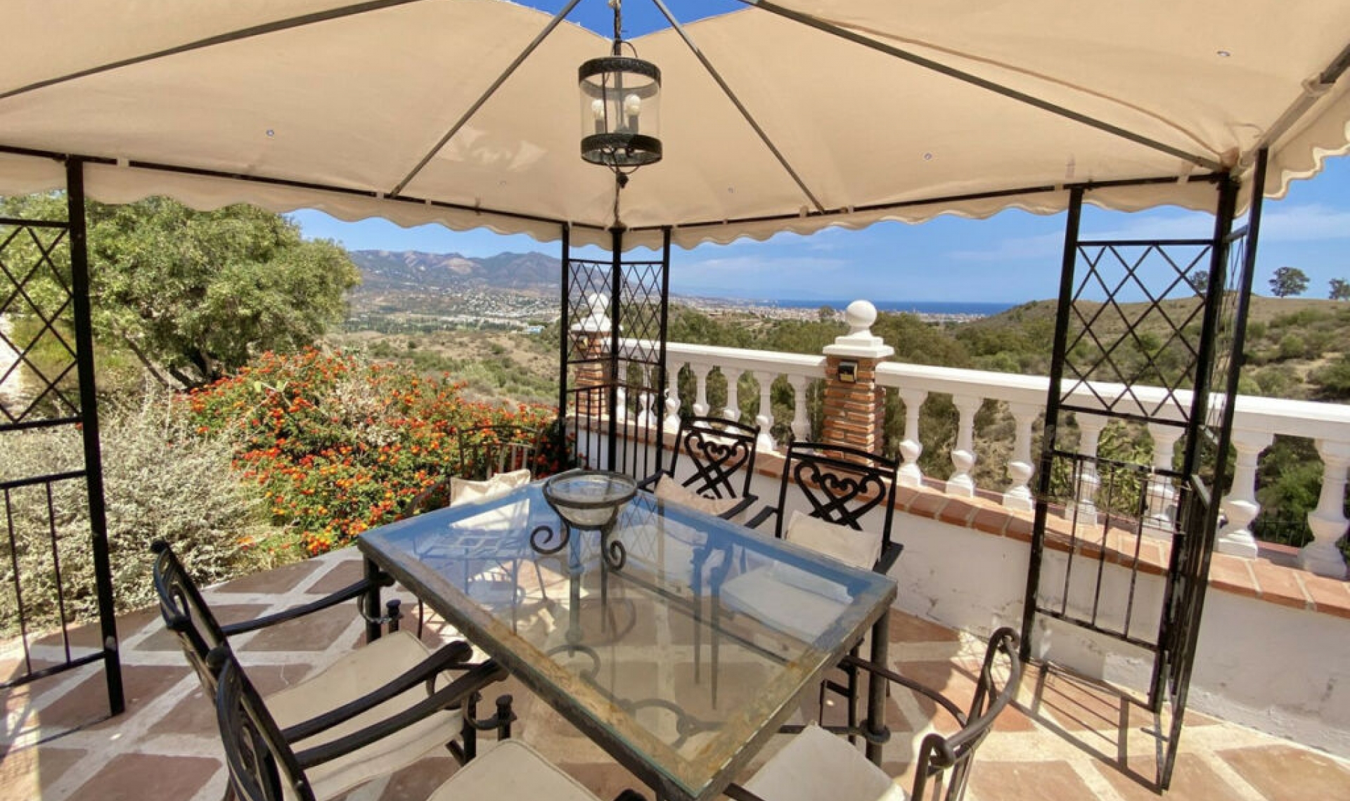 Resale - House -
La Cala de Mijas