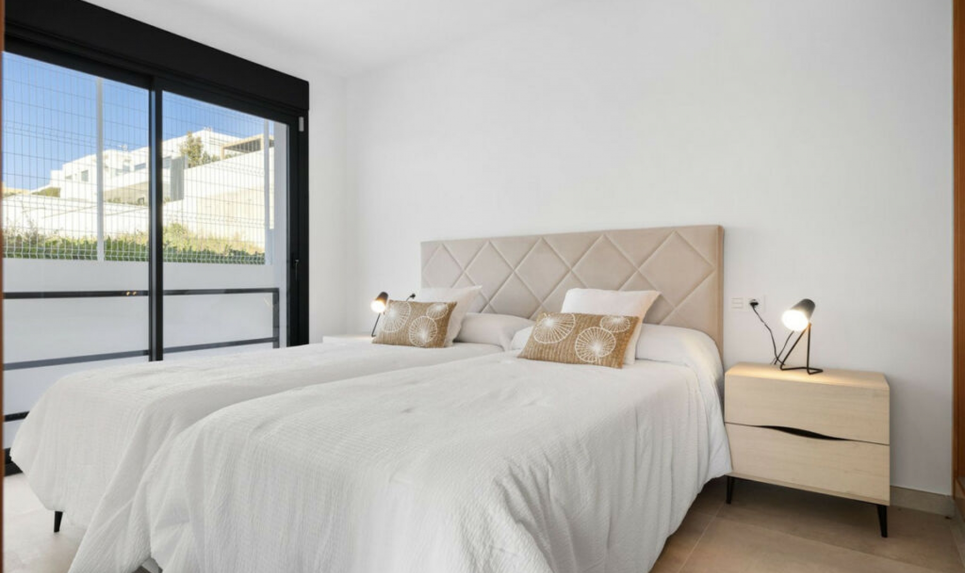 Resale - House -
La Cala de Mijas