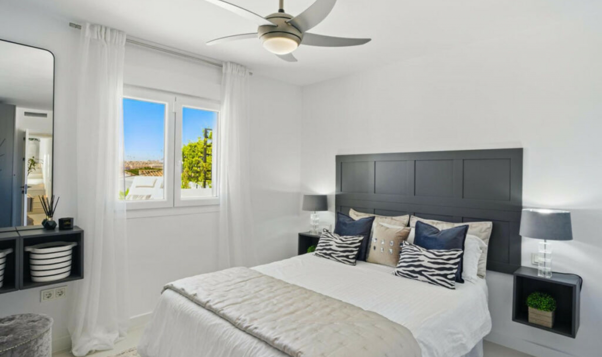 Resale - House -
La Cala de Mijas