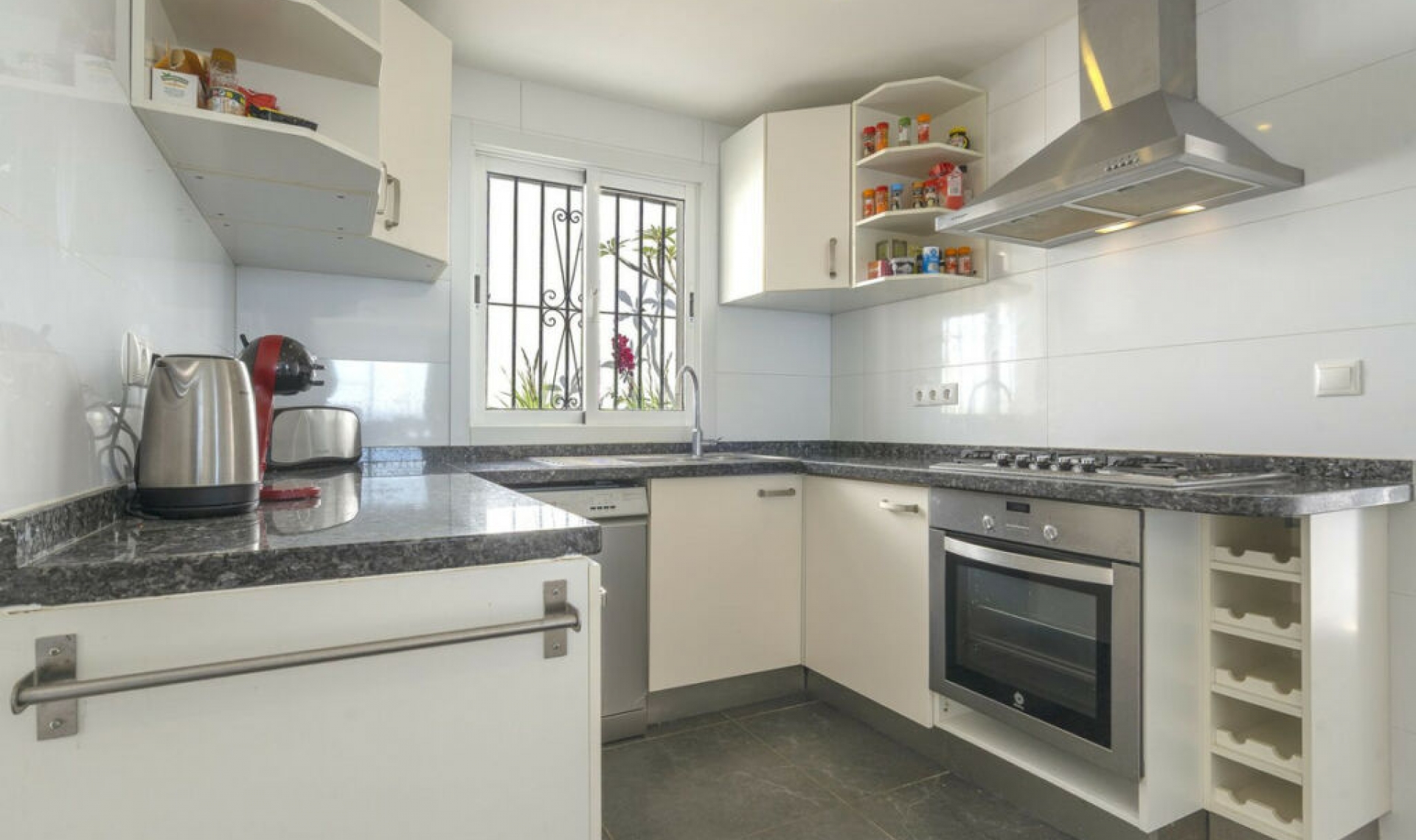 Resale - House -
La Cala de Mijas