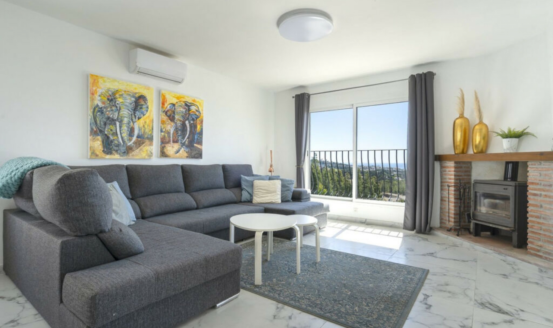 Resale - House -
La Cala de Mijas