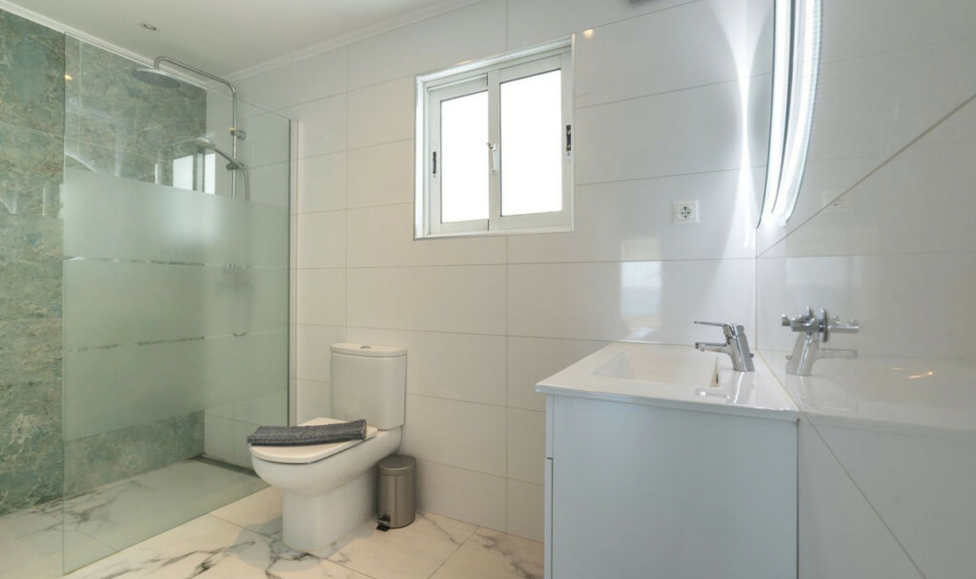 Resale - House -
La Cala de Mijas