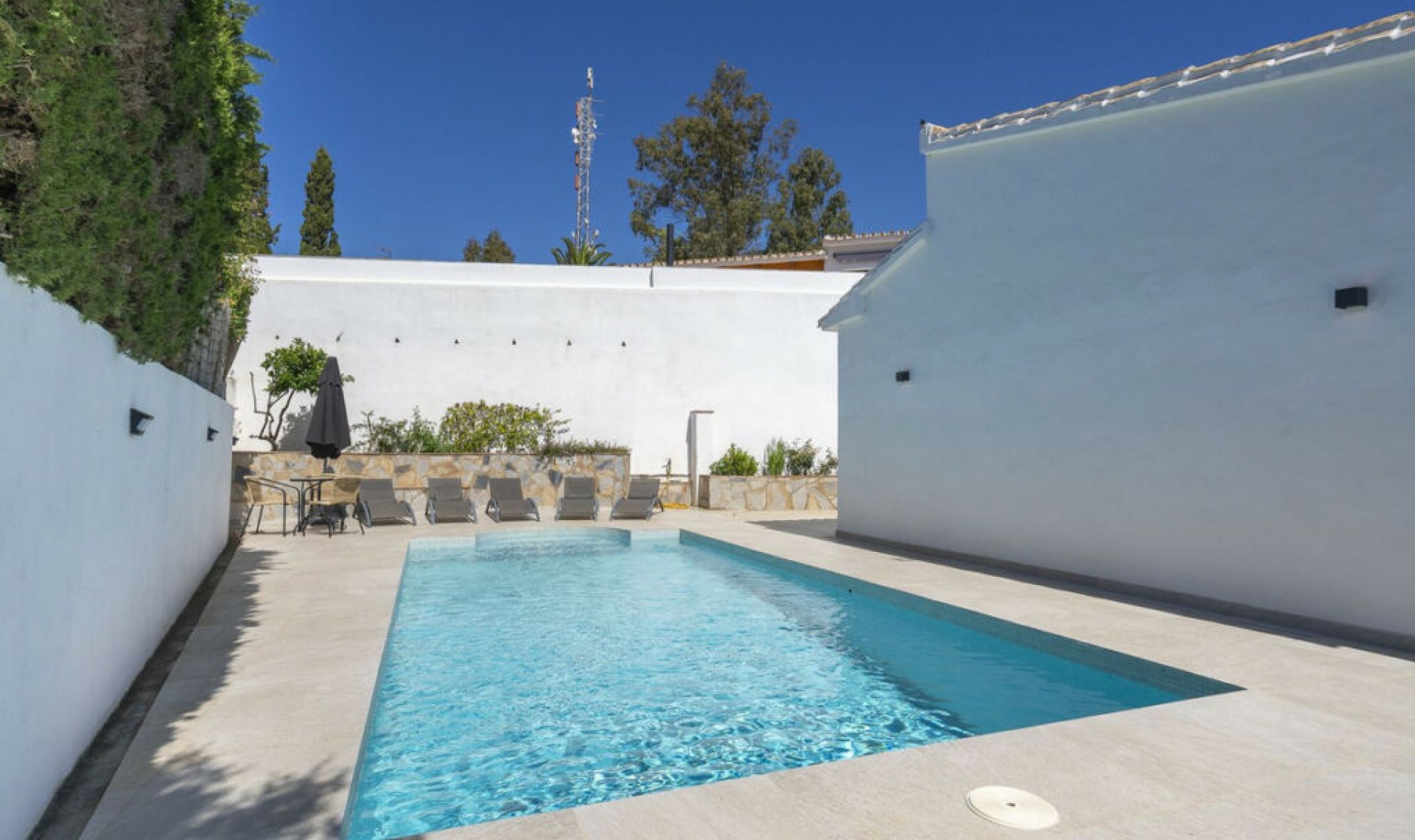 Resale - House -
La Cala de Mijas