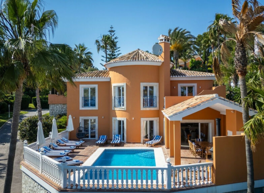 Resale - House -
La Cala de Mijas