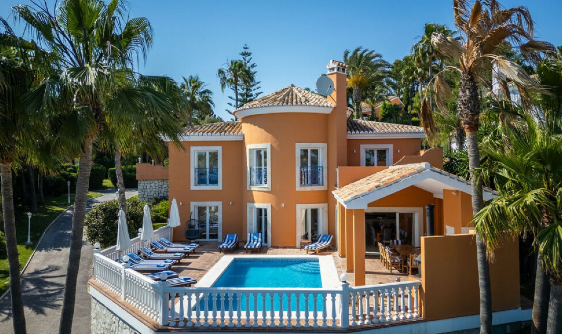 Resale - House -
La Cala de Mijas
