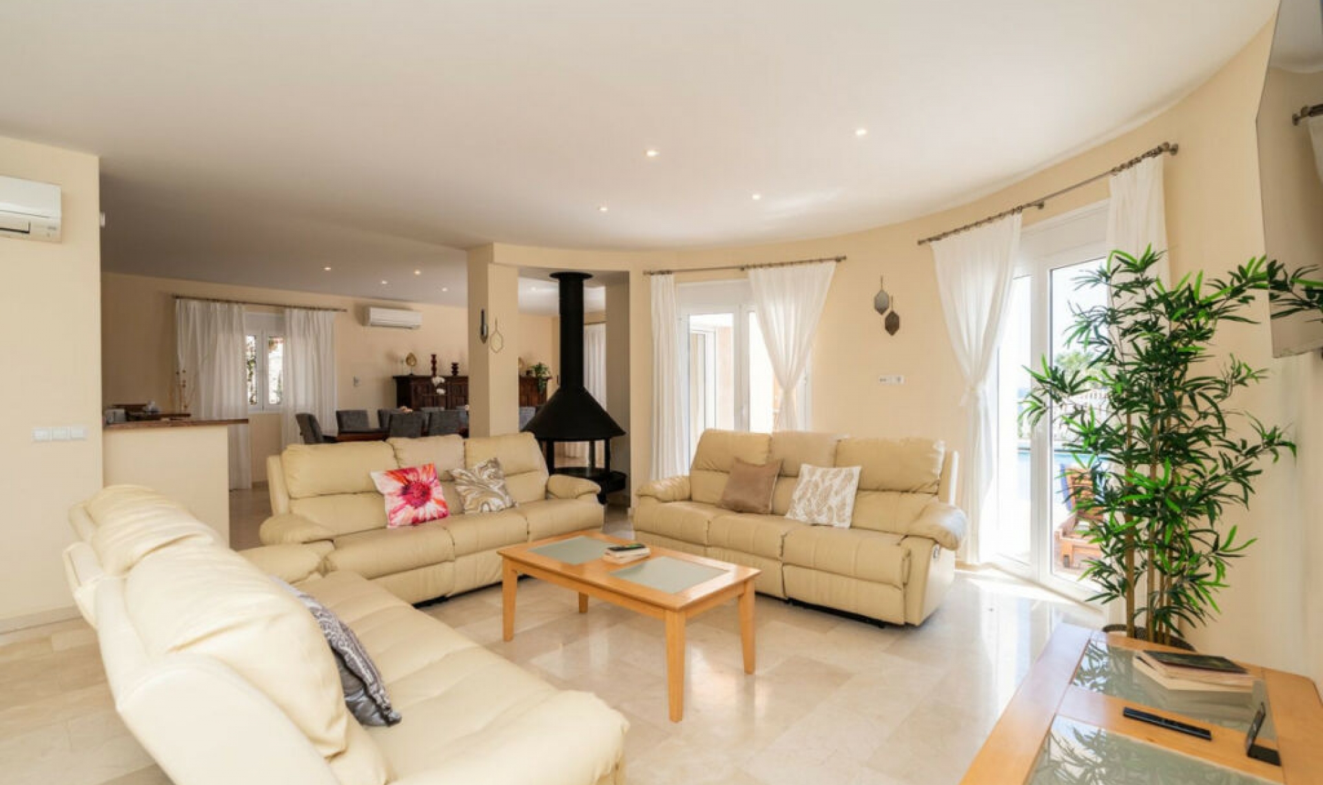 Resale - House -
La Cala de Mijas
