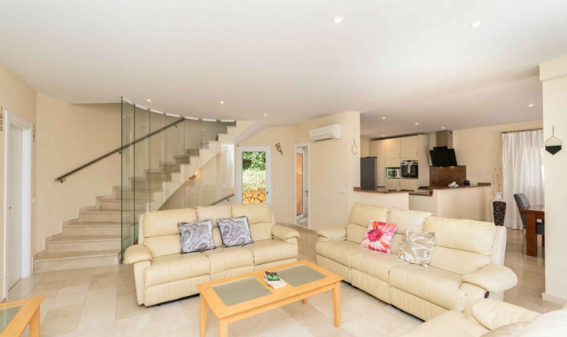Resale - House -
La Cala de Mijas