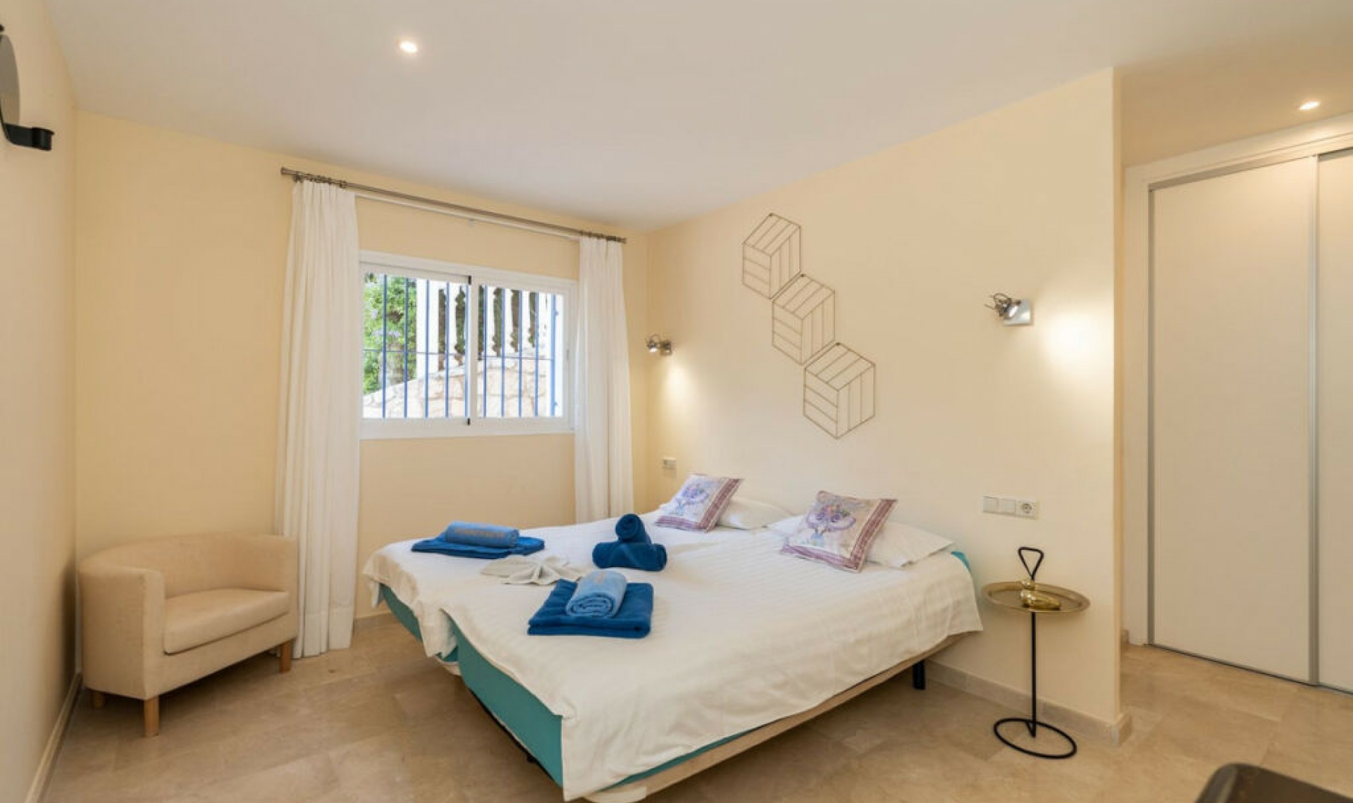 Resale - House -
La Cala de Mijas