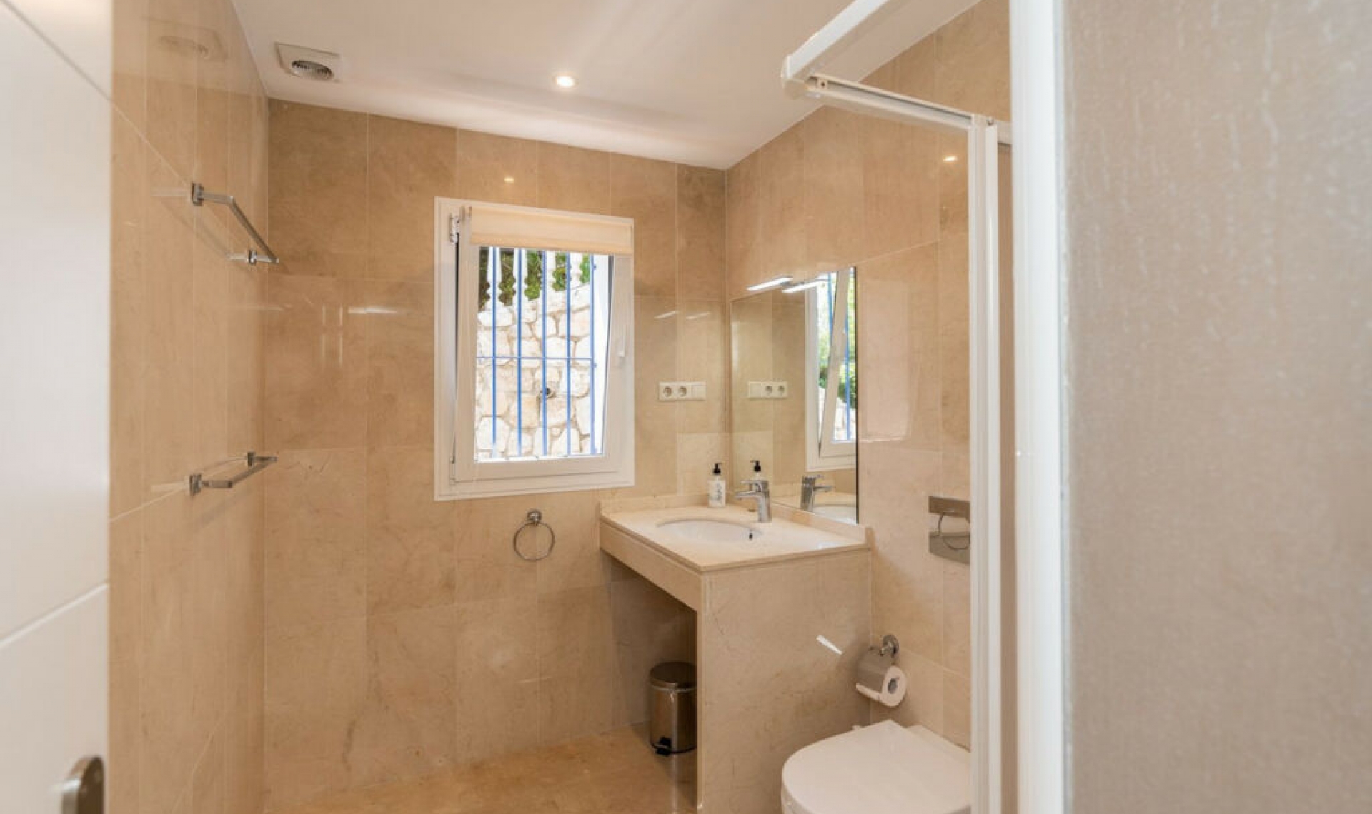 Resale - House -
La Cala de Mijas
