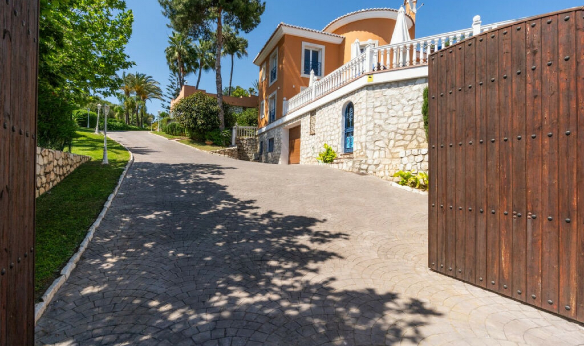 Resale - House -
La Cala de Mijas