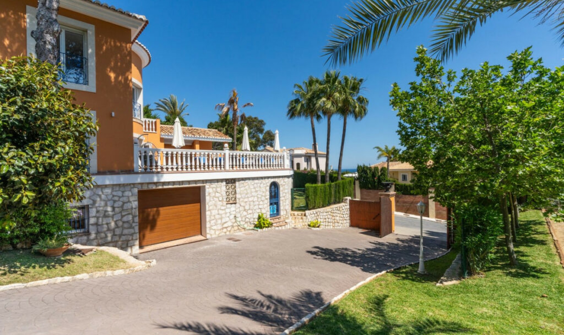 Resale - House -
La Cala de Mijas