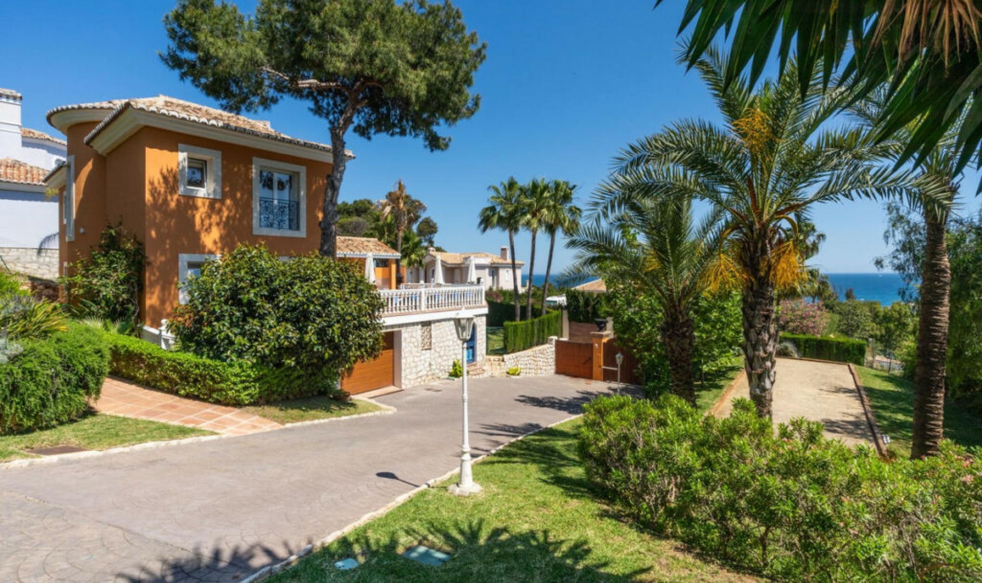 Resale - House -
La Cala de Mijas