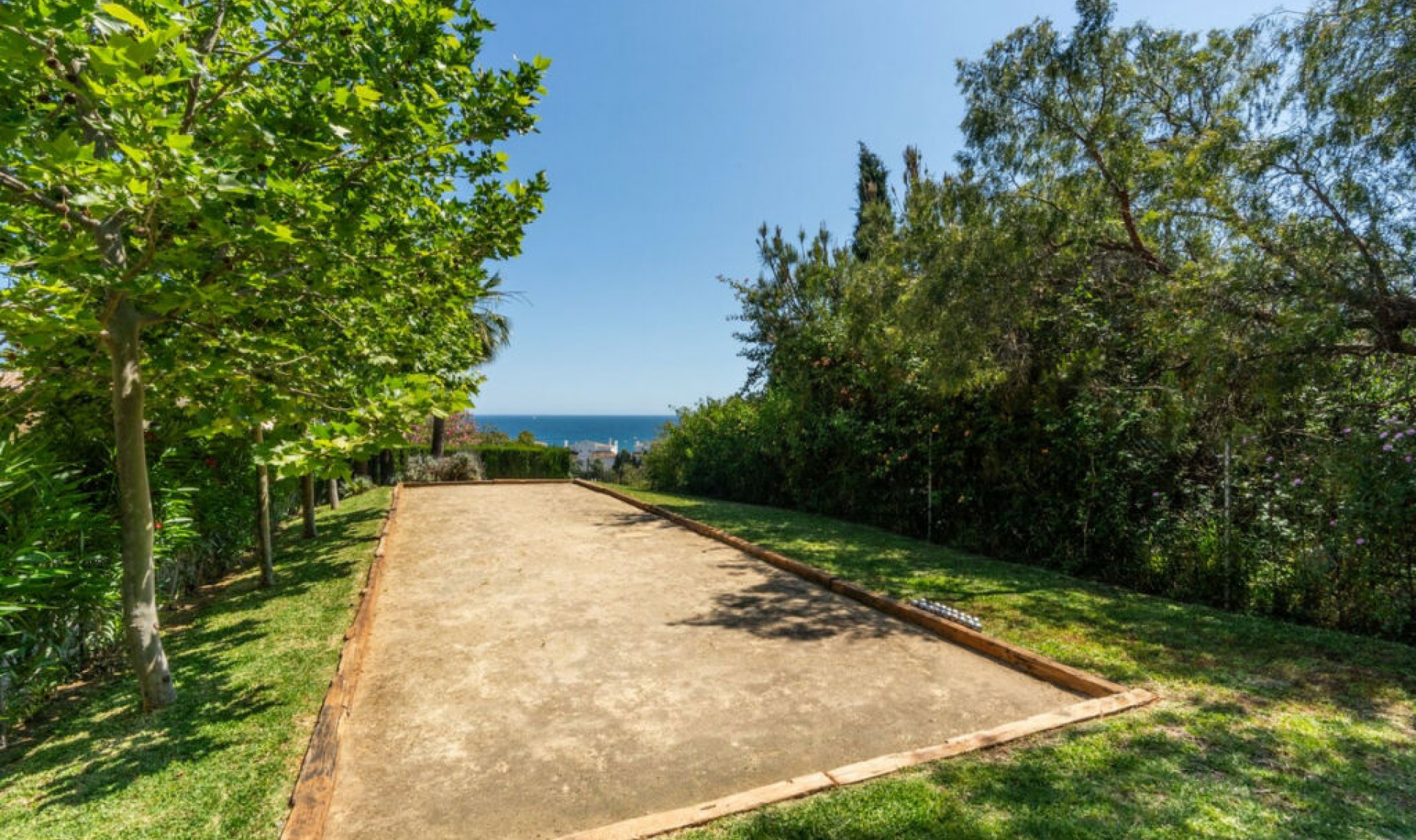 Resale - House -
La Cala de Mijas