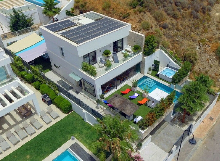 Resale - House -
La Cala de Mijas