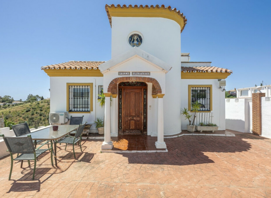 Resale - House -
La Cala de Mijas