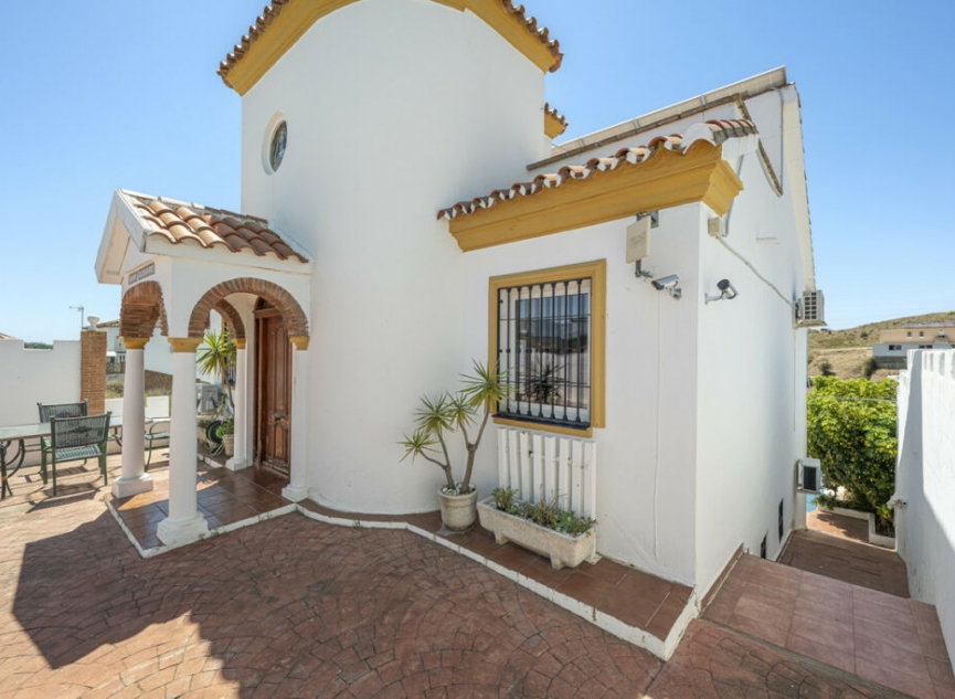 Resale - House -
La Cala de Mijas