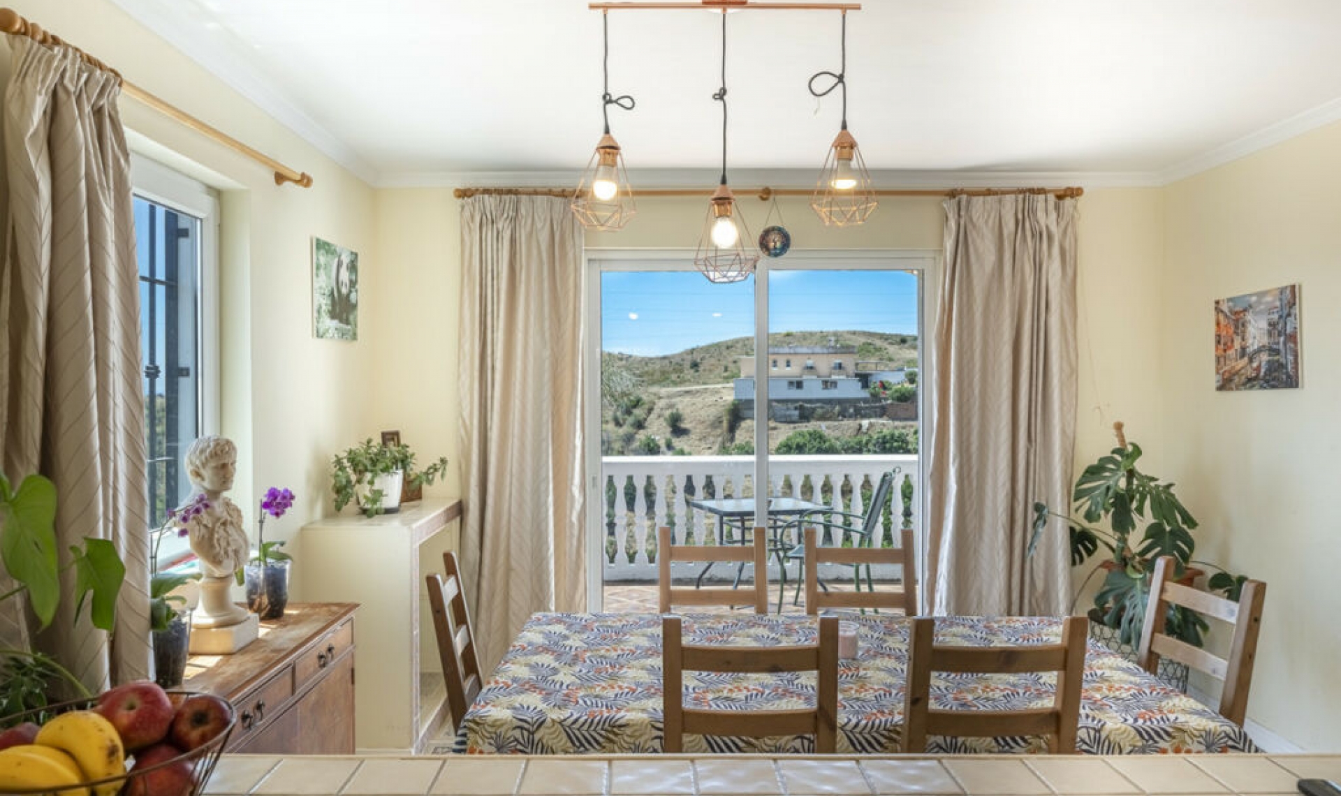 Resale - House -
La Cala de Mijas