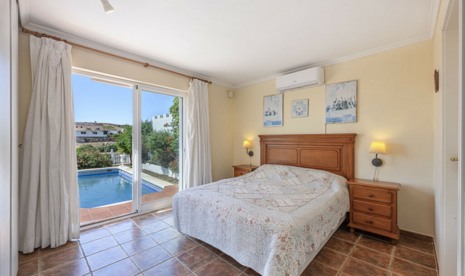 Resale - House -
La Cala de Mijas