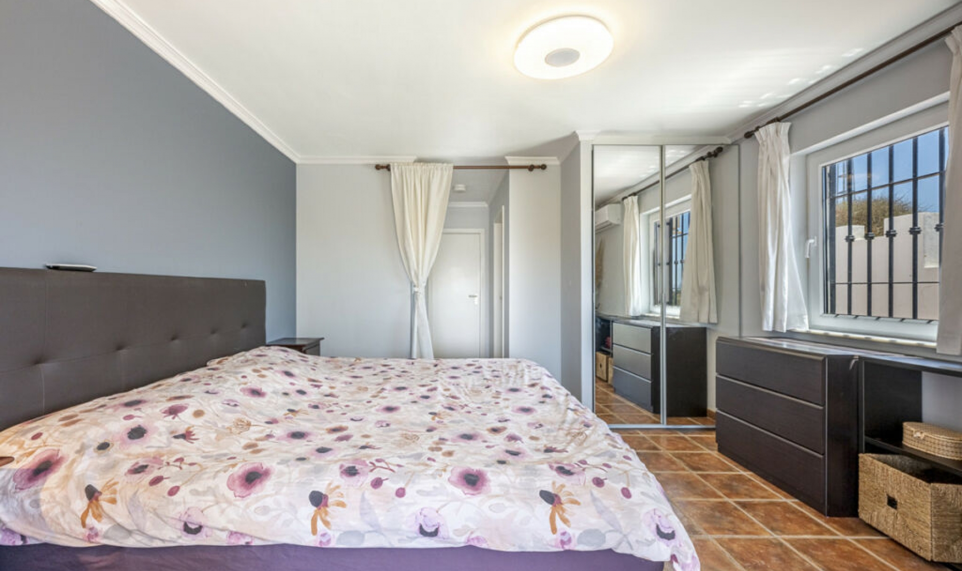 Resale - House -
La Cala de Mijas
