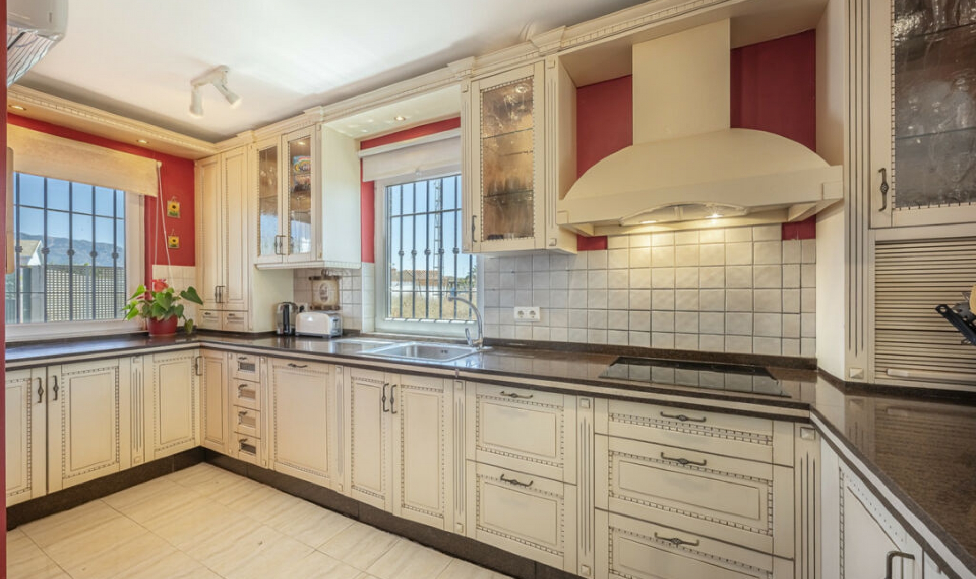 Resale - House -
La Cala de Mijas