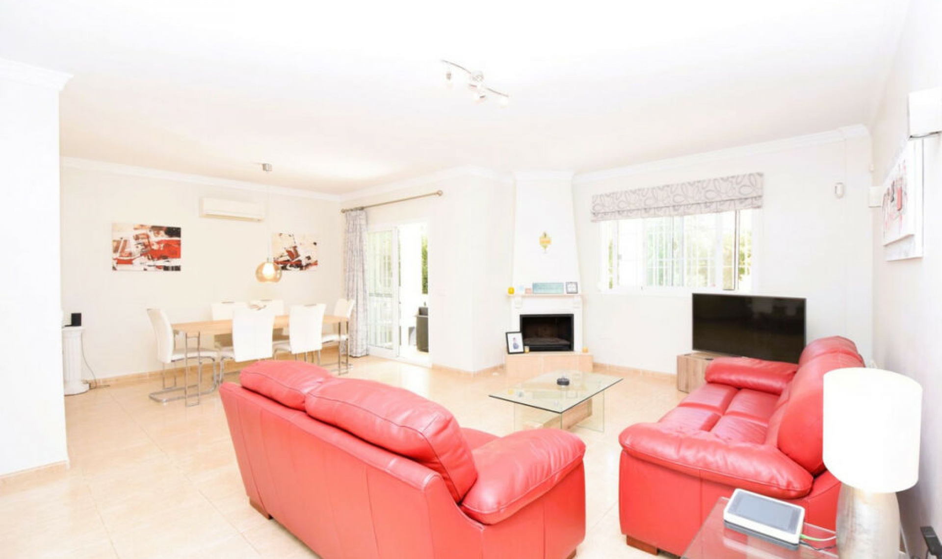 Resale - House -
La Cala de Mijas