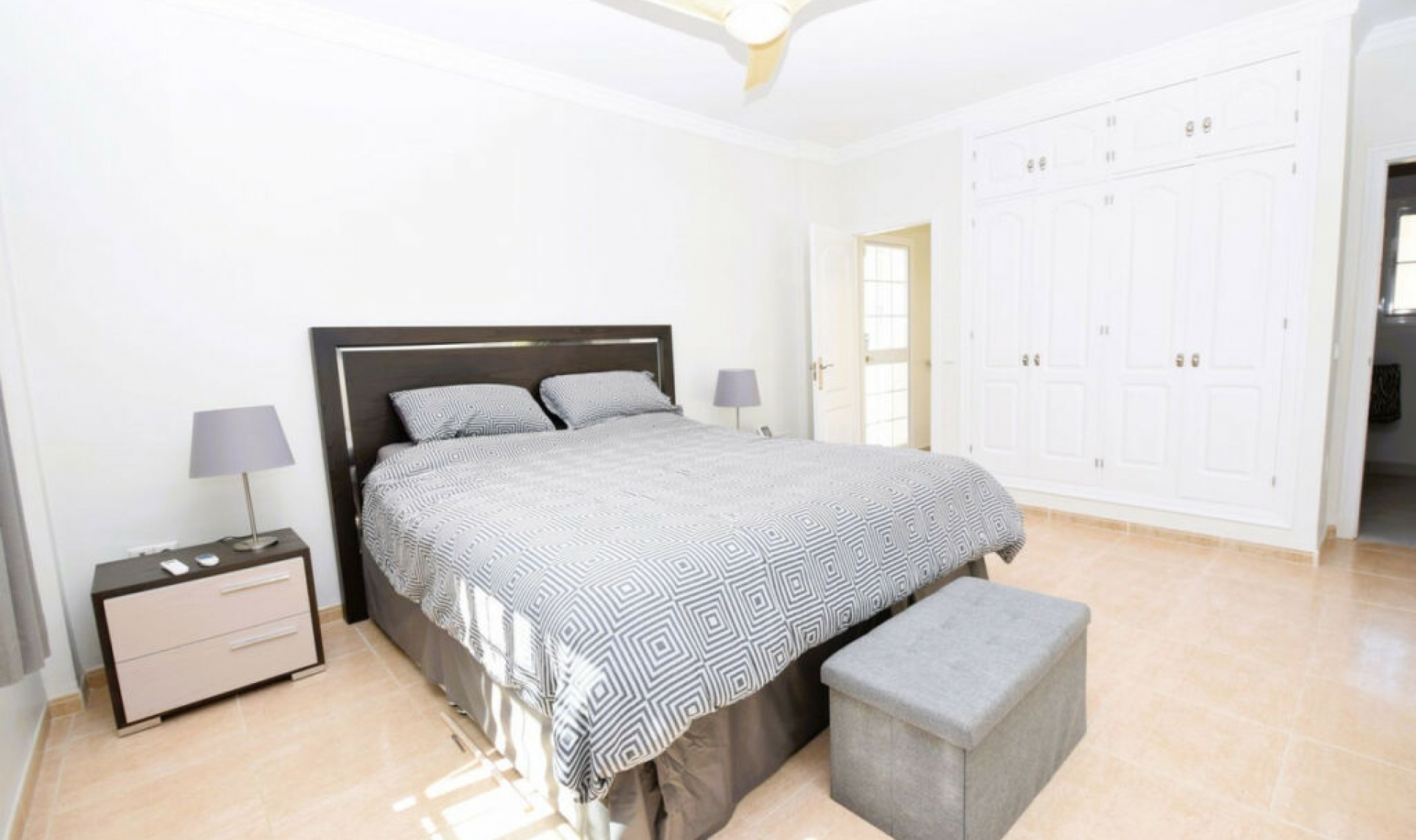 Resale - House -
La Cala de Mijas