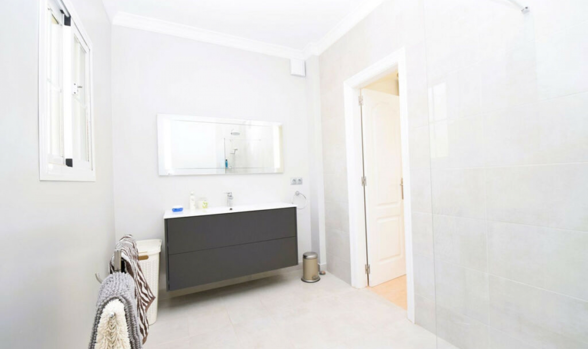 Resale - House -
La Cala de Mijas