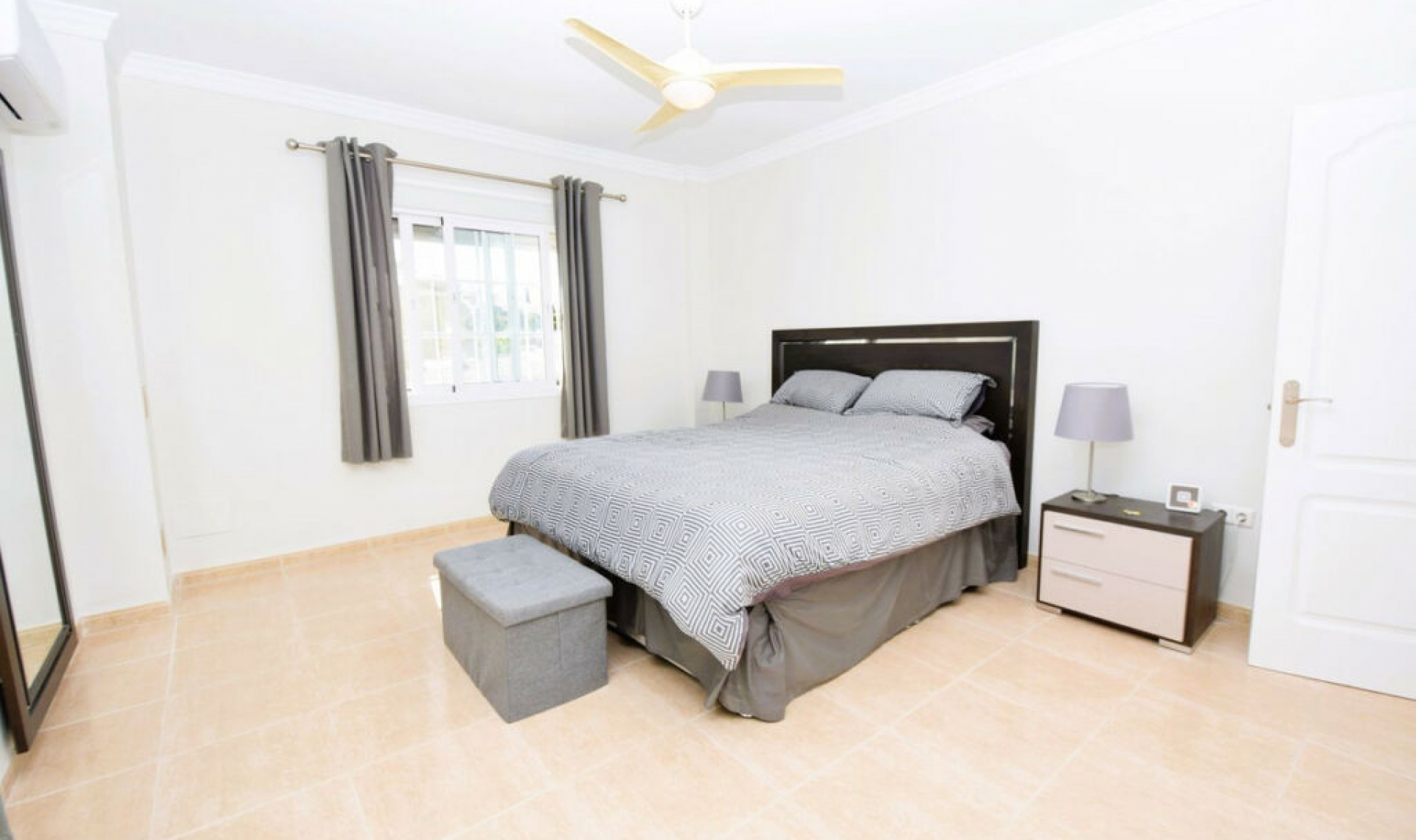 Resale - House -
La Cala de Mijas