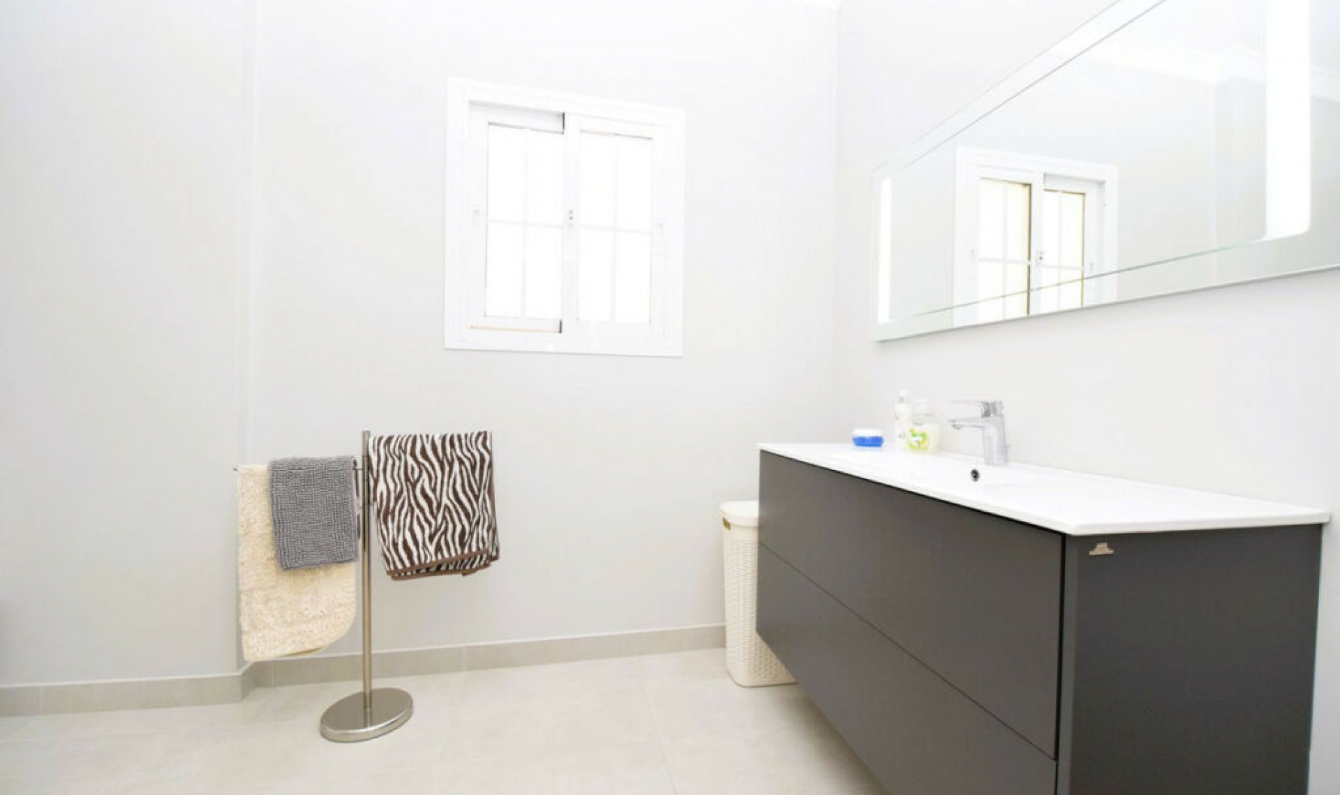 Resale - House -
La Cala de Mijas