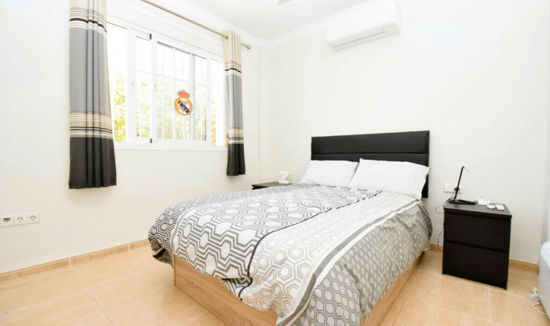 Resale - House -
La Cala de Mijas
