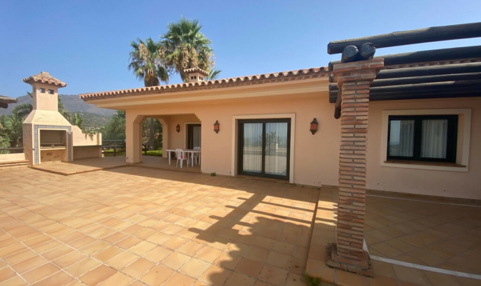 Resale - House -
La Cala
